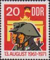 Солдат Национальной народной армии ГДР и рабочий-дружинник на фоне Бранденбургских ворот