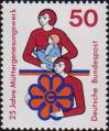 Мать с ребенком и женщина с стилизованным цветком