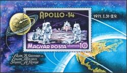 Рисунок марки: космонавты на лунной поверхности. На полях блока - часть земного шара и Луна с траекторией полета корабля, На марке и полях блока - памятный текст