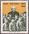 Луиджи Орионе среди детей основанной им школы