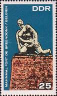Памятник борцам движения Сопротивления в крепости Бреендонк (скульптор Яншелевиц). Текст на фламандском языке