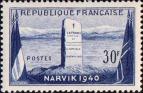 Памятный камень в Нарвике. Флаги Франции и Норвегии