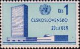 Здание ООН в Нью-Йорке. Эмблема ООН и памятный текст