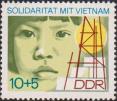 Портрет вьетнамского ребенка, сторительная конструкция и восходящее солнце - символы восстановления народного хозяйства Вьетнама. Памятный текст
