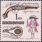 Пистолет с замком-кресалом (ок. 1760 г., мастер Ж. Девьё, Льеж). Пороховница. Перед открытием огня