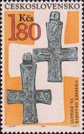 Лицевая и оборотная сторона серебряного крестика (Угерске-Градиште, Моравия, IX в.)