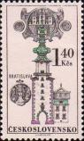 Братислава. Михальские ворота. Герб города и медальон с головой женщины