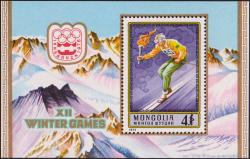 Лыжник с олимпийским огнем - рисунок марки. На полях блока - альпийский пейзаж, эмблема Олимпиады и памятный текст. По краям - узоры национального орнамента