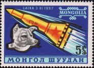 2-й советский искусственный спутник Земли (запущен 3.11.1957). Космическая ракета в полете; собака Лайка - первое животное в мире
