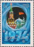 Спасская башня Московского Кремля и купол здания Верховного Совета с развевающимся над ним Государственным флагом СССР