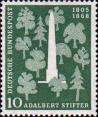 Памятник Адальберту Штифтеру среди деревьев