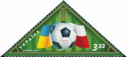 Мяч на фоне футбольного поля, флаги Украины и Польши