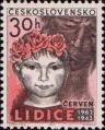 Девочка с венком из роз, символизирующая возрождению Лидице, на фоне скорбящей женщины-матери