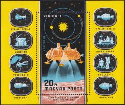 Рисунок марки в блоке: посадочный аппарат «Викинг-1» (США) в момент мягкой посадки на Марс. Условная схема траекториии полета корабля от Земли к Марсу. На полях юлока - советские и американские космические аппараты: корабли «Восток», «Восход-2» и «Союз-19», «Луноход» - СССР; «Аполлон-8 и 11», луноход «Ровер» и «Аполлон» (программа «Союз» - «Аполлон») - США
