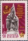 Памятник молодогвардейцам в Краснодоне. Комсомольский значок и медаль «Золотая Звезда»