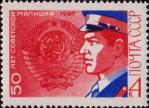 Работник милиции на фоне Государственного герба СССР
