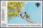Мальчик залезает на кокосовую пальму