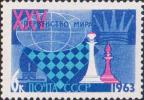 Шахматная доска на фоне условного изображения земного шара и шахматные фигуры – ферзь и слон