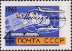Современные средства почтовой связи на фоне изображения земного шара и писем