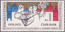 Девушка с букетом цветов приветствует советского и чехословацкого рабочих