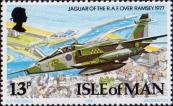 Истребитель-бомбардировщик SEPECAT Jaguar над городом Рамси