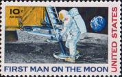 Астронавт Нил Армстронг ступает по поверхности Луны