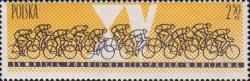 Группа велогонщиков на фоне цифры «XV»