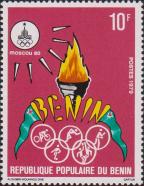 Олимпийский огонь, флаги Бенина, пиктограммы различных видов спорта