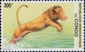Лев прыгает в воду