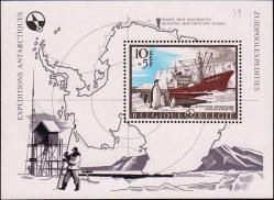 На почтовой марке - экспедиционное судно «Magga Dan» и семейство пингвинов на фоне айсберга. На полях блока - карта Антарктиды и научно-исследовательская станция