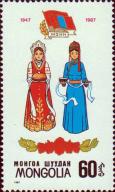 Девушки в русском и монгольском национальных костюмах