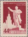 Сукльптурное изображение В. И. Ленина на фоне МГУ