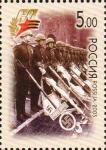 Солдаты с повержеными знаменами у кремлевской стены