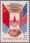 Государственные флаги СССР и США на фоне рукопожатия 