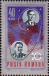Первый групповой полет. Летчики-космонавты А. Г. Николаев и П. Р. Попович. Орбита полета космическоих кораблей «Восток-3» и «Восто-4» на фоне Земли