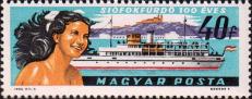 Экскурсионное судно и отдыхающая на фоне курорта Шиофок